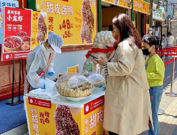 一頭連著“嘴巴”，一頭連著“泥巴”