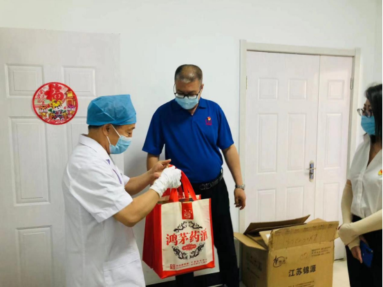 向奮斗者致敬！鴻茅藥業(yè)走訪慰問市勞模代表